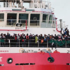 Inmigrantes rescatados por el Prudence, de Médicos sin Fronteras, a su llegada al puerto de Salerno (Italia), el 14 de julio.