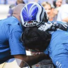 El piloto español Nicolás Terol se abraza a sus compañeros tras ganar en la categoría de 125 cc.