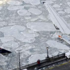 Placas de hielo rodean el Airbus 320 de US Airways en el río Hudson