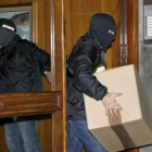 Agentes de la Policía sacan de un piso material incautado a ETA.