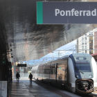 Un tren en las estación de Ponferrada. L. DE LA MATA