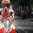 Marc Márquez (Honda) saluda, en plan tailandés, en su aparición, el miércoles, en las calles de Bangkok con su Honda RC213V.