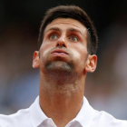 Novak Djokovic resopla en la central de Roland Garros durante su partido de tercera ronda contra el argentino Diego Schwartzman.