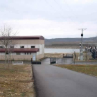 Instalaciones de la central hidroeléctrica ubicada en Sahechores de Rueda.
