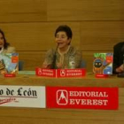 Silvia Dubovoy, en el centro, en el transcurso de su conferencia