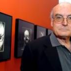 Luis Gordillo posa ante algunas de sus obras