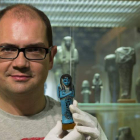 Imagen de archivo del egiptólogo y escritor leonés Nacho Ares con una estatuilla egipcia en la mano. MARÍA BELCHI