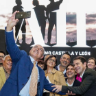 El presidente de la Junta de Castilla y León, Alfonso Fernández Mañueco (4d), posa con el grupo Café Quijano, que forma parte de la Campaña Turística Otoño-Invierno de Castilla y León. ICAL