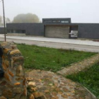 Imagen de ayer de la fachada principal de la Casa del Parque, junto al lago de Carucedo.