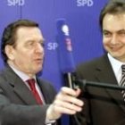 Zapatero junto al canciller alemán, después de un encuentro en el año 2001