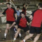 Garralda y Laluska se aplican en labores defensivas en un entrenamiento del Ademar