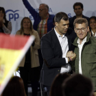 Feijóo con el candidato del PP a Zaragoza, ayer. JESÚS DIGES