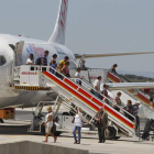 Pasajeros llegan a León desde Tenerife en el vuelo regular que Air Nostrum tiene con La Virgen, que ahora opera Orbest.