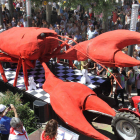 Carroza con el cangrejo de río, protagonista del desfile de la exaltación en Herrera de Pisuerga.