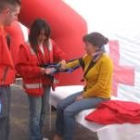 Los voluntarios inmovilizan el brazo derecho de la edil de Juventud durante la demostración