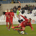 El delantero de la Cultural Isaac Aketxe cae frente al defensa central del Racing de Santander Caneda en un lance del partido en El Sardinero. ALBERTO LOSA