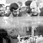 El líder iraní, Ahmadineyad, en una feria sobre petróleo