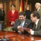 Ángel Penas y Mario Amilivia, durante la firma del convenio