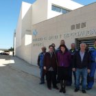 Alonso posa junto a miembros del Ayuntamiento en las inmediaciones del Centro de Salud.