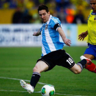 Messi disputa un balón con Saritama, en Quito.