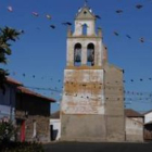 La plaza de la iglesia del pueblo ya está engalanada para celebrar sus fiestas sacramentales.