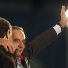 Alonso abraza a Zapatero el 18 de noviembre de 2011 en el mitin de despedida del socialista leonés como presidente del Gobierno antes de las elecciones del 20-N. JESÚS F. SALVADORES