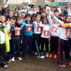 Un grupo de alumnos del colegio Teleno participante en la carrera solidaria.