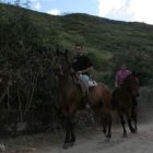 Dos hombres a caballo pertenecientes a la patrulla ciudadana, en el Pajariel.