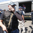 Inspectores de la OSCE, ante uno de los vagones que transportan los cadáveres del avión malasio, el lunes en Donetsk.