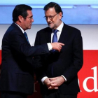 El presidente del Gobierno, Mariano Rajoy, junto al presidente de la patronal Cepyme, Antonio Garamendi, durante el acto de entrega de premios de la patronal.