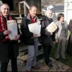 Los premiados posando en el Hórreo de Vega de Valcarce
