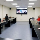 Unai Sordo y Pepe Álvarez y las ejecutivas de UGT y CC OO ayer, en la reunión de ambos sindicatos. EFE