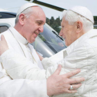 Francisco y Benedicto XVI se abrazan en Castelgandolfo en una foto histórica que nunca antes se produjo: dos papas vivos.