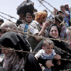 Refugiados sirios esperan cruzar desde su país la frontera que les separa de Turquía  cerca de Akcakale en la provincia de Sanliurfa.