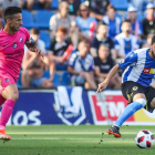 Él capitán de la Deportiva, Ríos Reina, intenta taponar el ataque del Hércules durante el partido disputado ayer en el Rico Pérez . CARLA CORTÉS