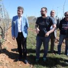 Majo, Arias y Courel, ayer en una finca de manzanos de Camponaraya con el dueño y el arrendatario del suelo gestionado por el Banco de Tierras. L. DE LA MATA
