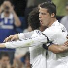 El portugués Cristiano Ronaldo celebra su primer gol junto a su compañero Marcelo.