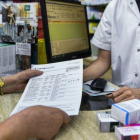 Compra de medicamentos con receta en una farmacia.