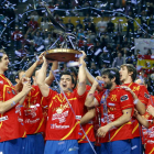 El jugador del Reale Ademar, Carlos Ruesga, levanta el trofeo de campeón del mundo junto al resto de jugadores de la selección española de balonmano.