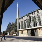 Imagen de la fachada del Santuario de la Virgen del Camino, donde destacan las esculturas de Subirac