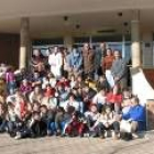 Los alumnos del centro y los visitantes posaron para una foto de famila junto a sus profesores