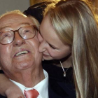 Le Pen (izquierda) junto a su nieta Marion, en marzo del 2010.