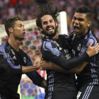 Xisco celebra su gol con Casemiro y Cristiano.