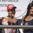 El español Marc Márquez celebra la victoria en lo más alto del podio.