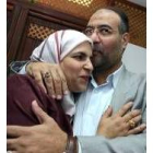 El imán de Fuengirola besa a su mujer tras salir de la cárcel