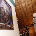 Un actor caracterizado como Gaudí contempla el retrato que hizo Vela Zanetti del arquitecto catalán y que está en Botines. ramiro