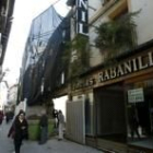 Imagen de la estructura externa que sujeta la fachada de La Rúa e invade parte de la calzada