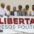 El presidente catalán, Quim Torra, y el alcalde de Vilafranca del Penedes, Pere Regull, en el centro, en el acto celebrado ayer. SELLART