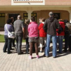 Un grupo de afectados por el supuesto fraude del centro, en imagen de archivo.