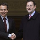 Zapatero y Rajoy, en el Palacio de la Moncloa, antes de la reunión que mantuvieron ayer.
